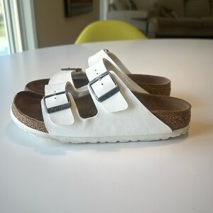 Birkenstock ARIZONA Birko-Flor White. Contoured cork-latex footbed. Size 4-4.5